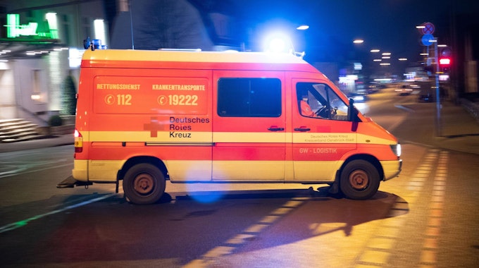 Ein Rettungswagen vom Deutschen Roten Kreuz fährt zu einem Einsatz.