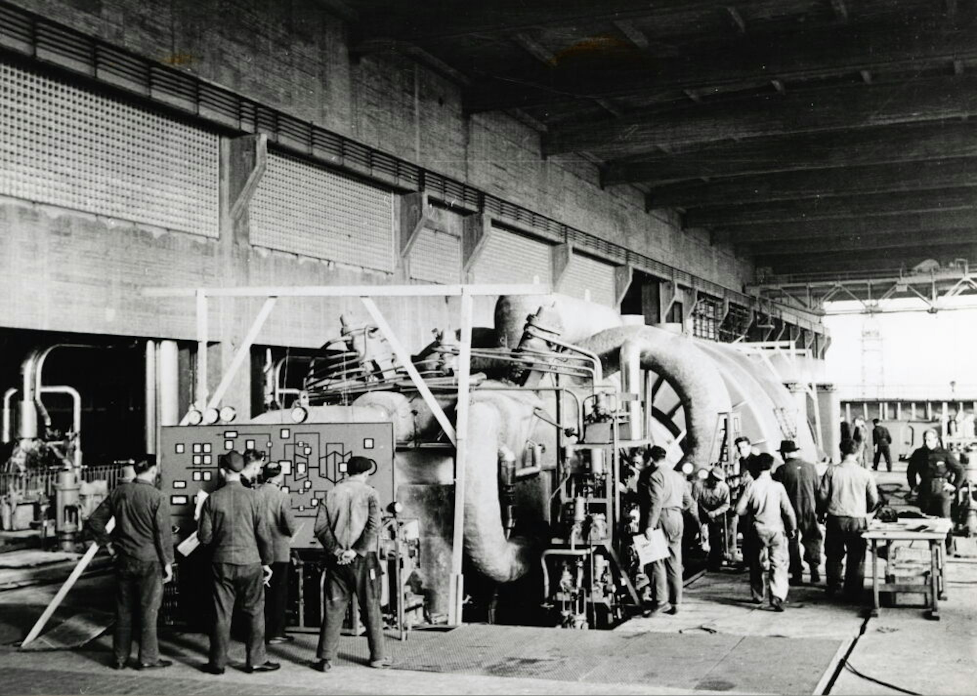 Das Schwarz-Weiß-Foto aus dem Jahr 1959 zeigt die Montage der Turbine in Block E des Kraftwerks Frimmersdorf.