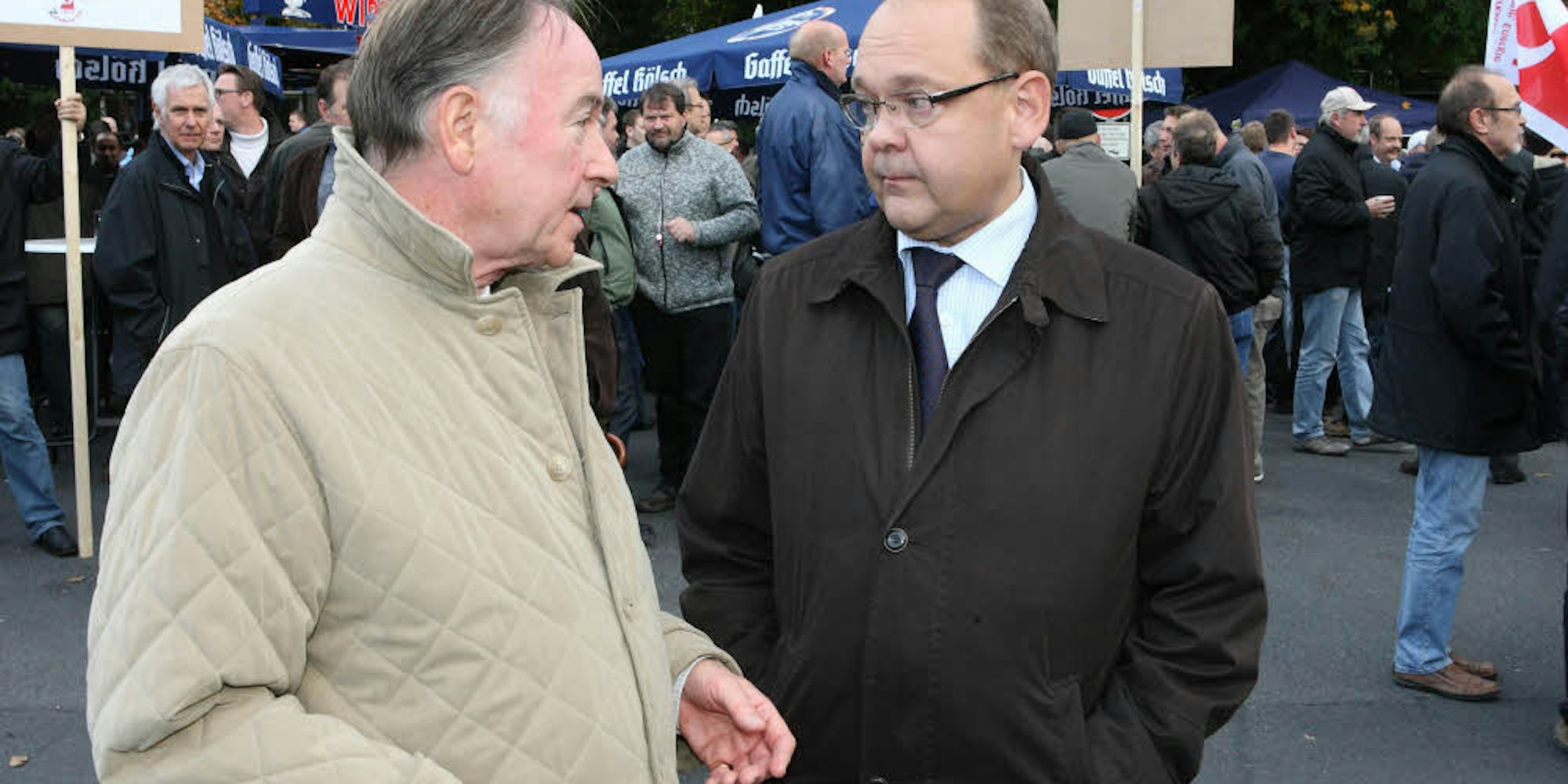 Wolfgang Zanders (links) 2011 im Gespräch mit dem damaligen Zanders-Werksleiter Heikki Husso.