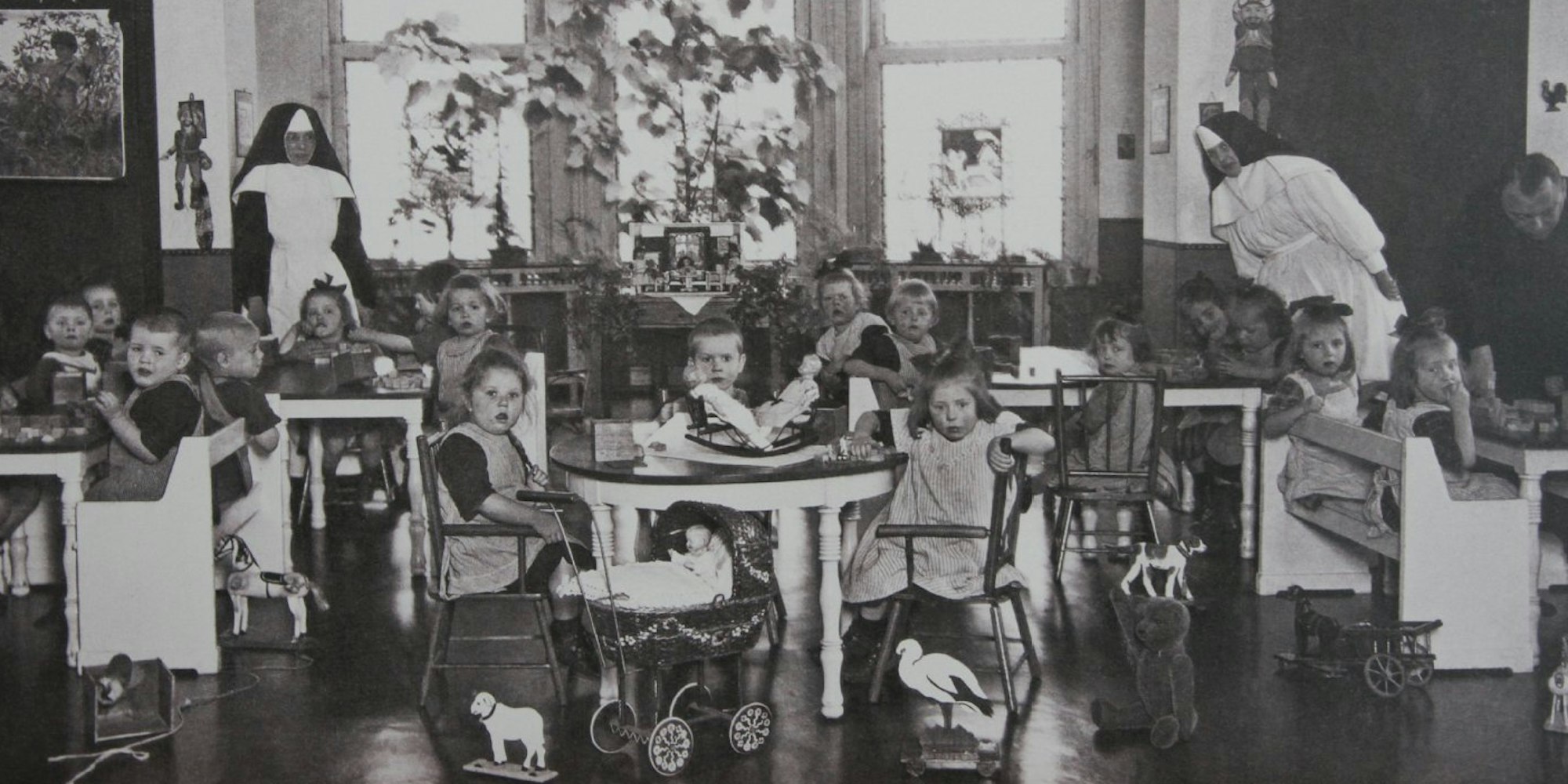 Eine Aufnahme aus dem Kindergarten des Sülzer Waisenhauses um 1923.