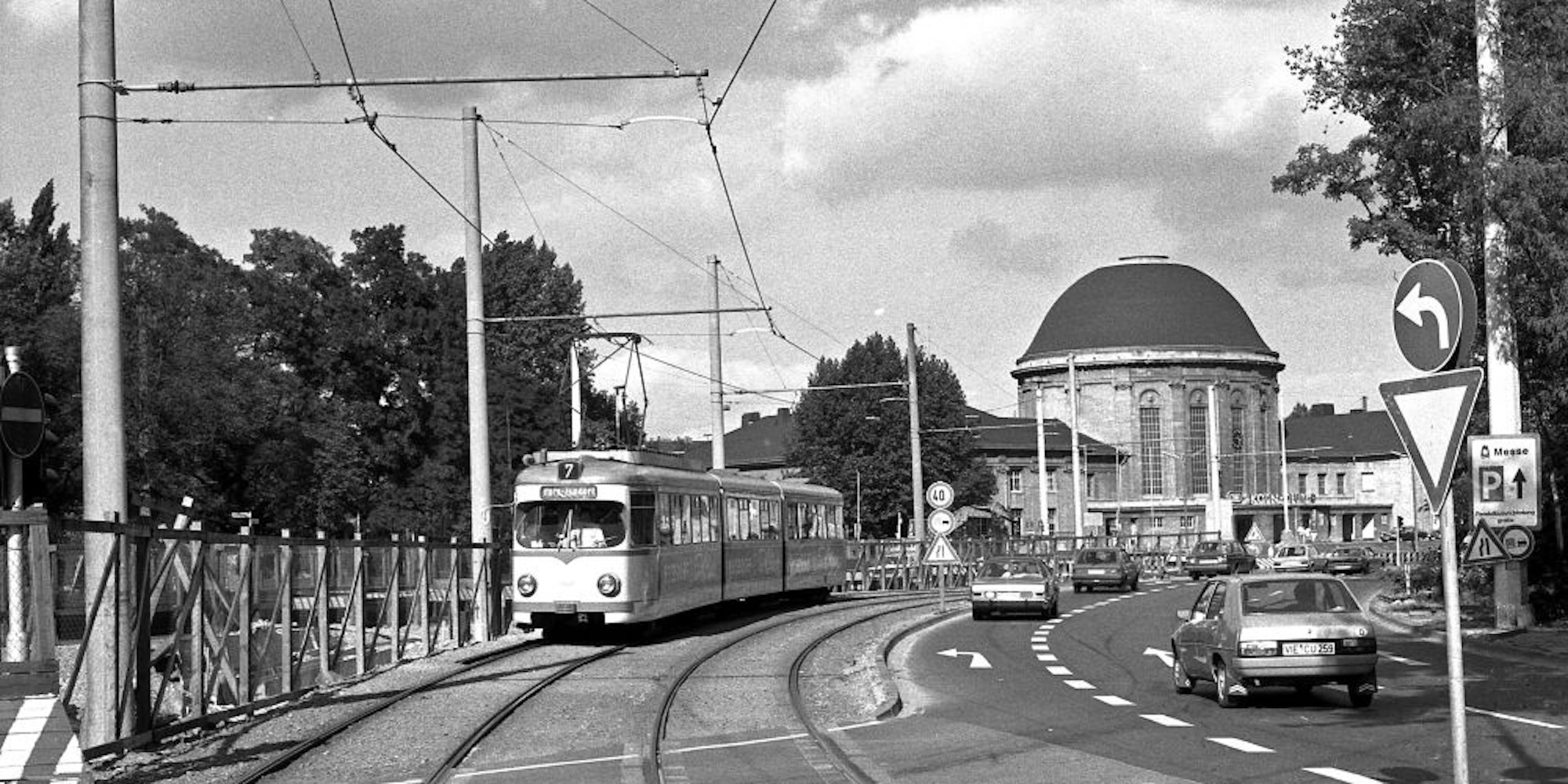 Die Linie 7 fuhr schon einmal vom Ottoplatz über die Mindener Straße nach Zündorf (l.). Noch 1961 befuhr die Straßenbahnlinie 14 die Deutz-Mülheimer-Straße in Richtung Sülz (r.).