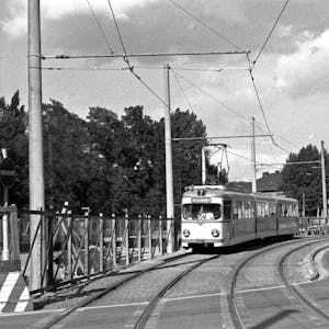 Die Linie 7 fuhr schon einmal vom Ottoplatz über die Mindener Straße nach Zündorf (l.). Noch 1961 befuhr die Straßenbahnlinie 14 die Deutz-Mülheimer-Straße in Richtung Sülz (r.).