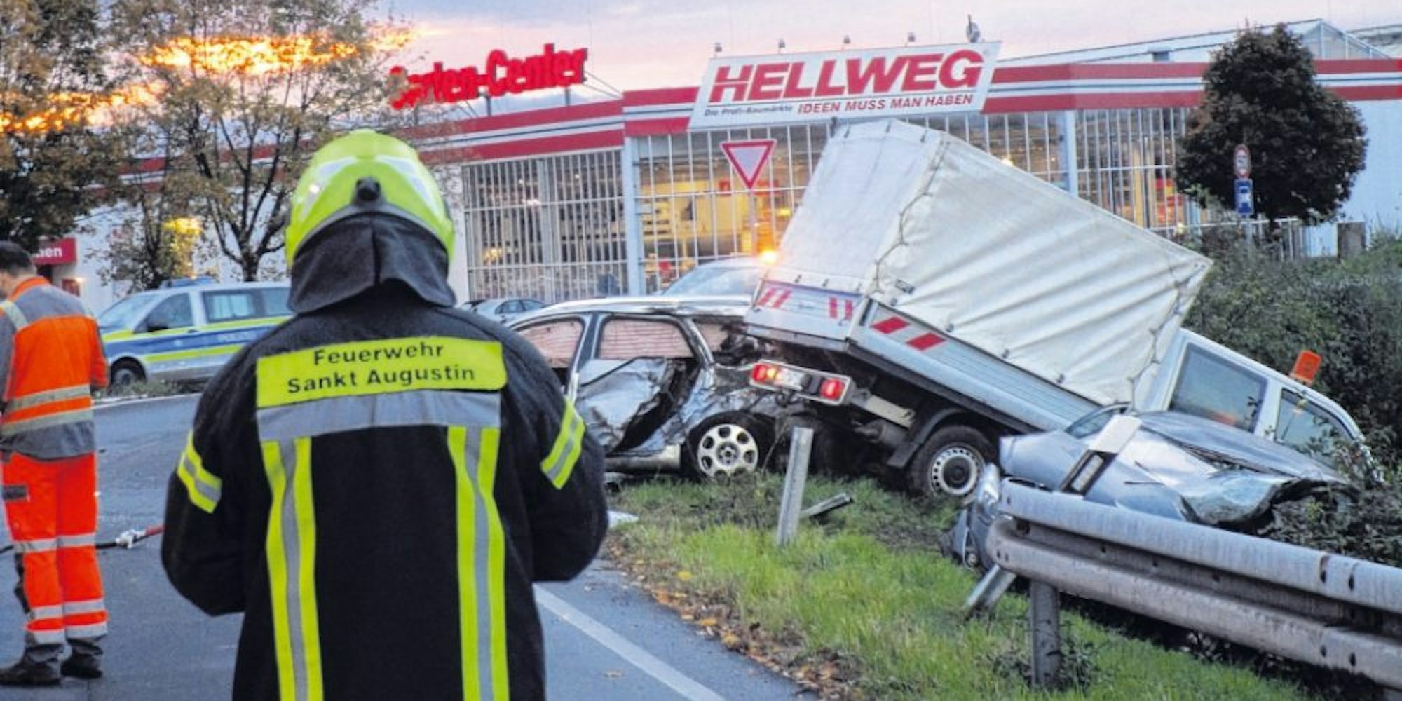 Vier Fahrzeuge waren an dem Unfall beteiligt. Der Gesamtschaden wird auf 60 000 Euro geschätzt.