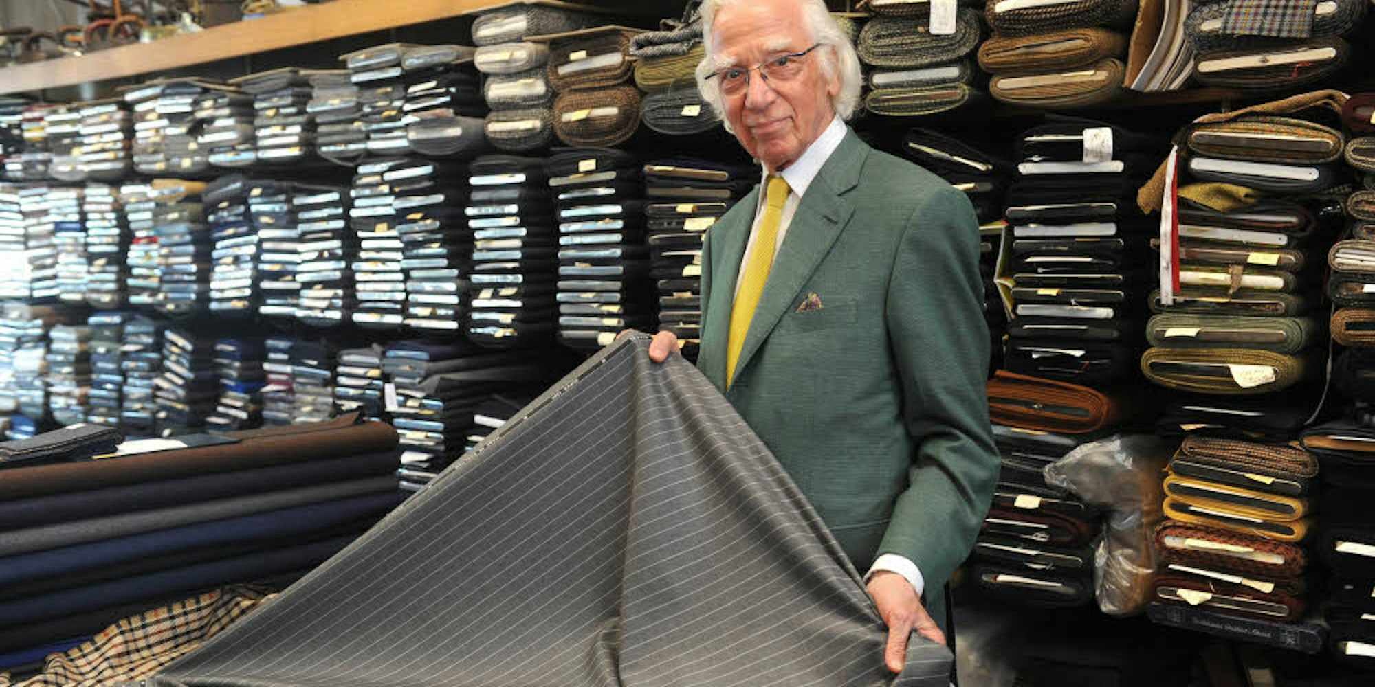 Seit 55 Jahren verkauft Rolf Pleuger in seinem Geschäft am Offenbachplatz edelstes Tuch für Herren-Maßkonfektion.
