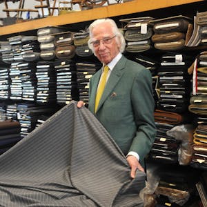 Seit 55 Jahren verkauft Rolf Pleuger in seinem Geschäft am Offenbachplatz edelstes Tuch für Herren-Maßkonfektion.