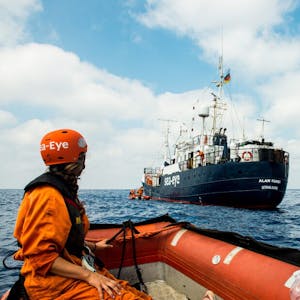 Die Alan Kurdi ist das dritte Schiff der Organisation Sea Eye. Zurzeit wird es auf Sardinien festgehalten.