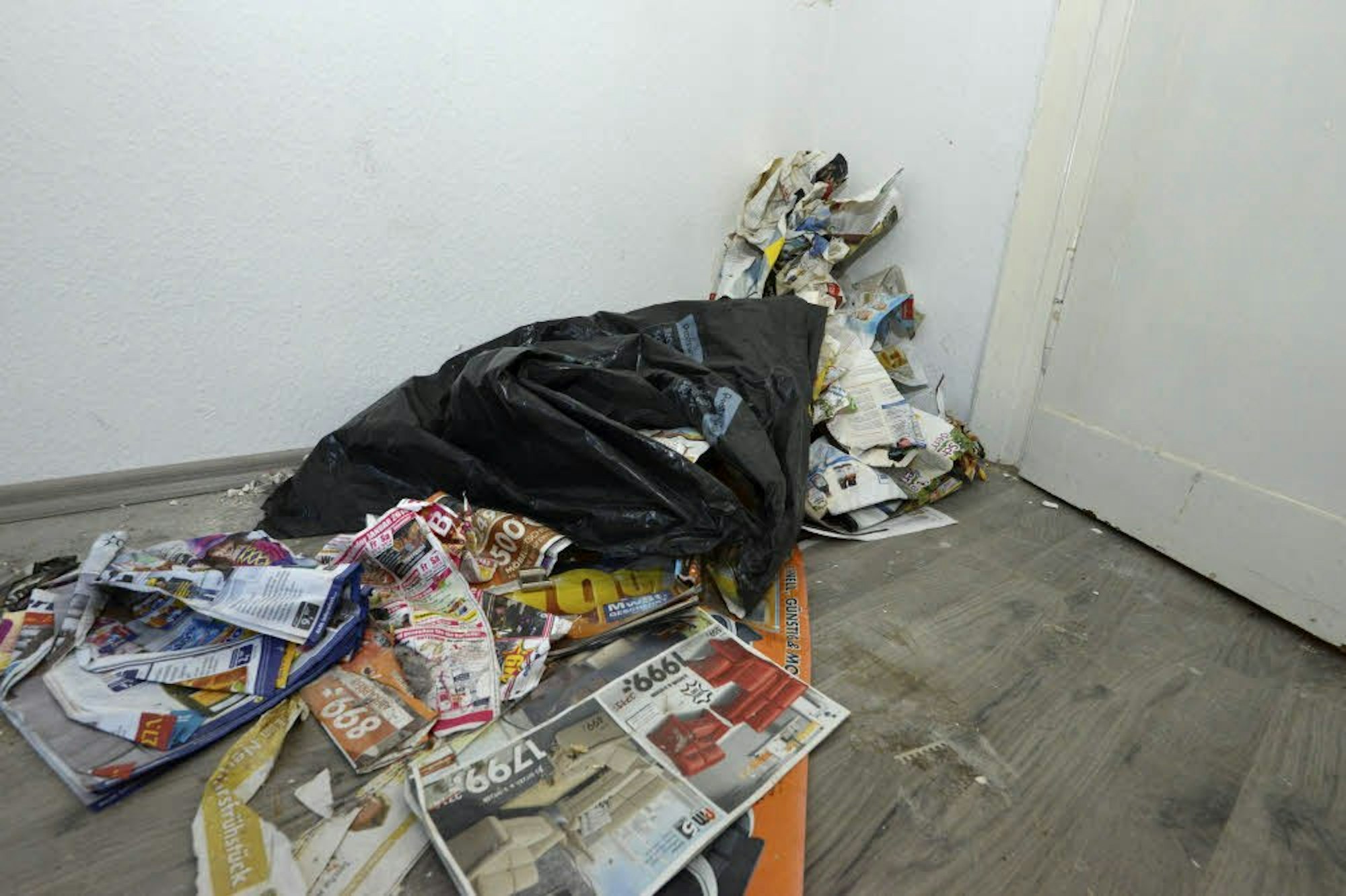Müll in den Räumen, Schutt in der Toilette – so hinterließen die Schwestern eine Wohnung in Bergisch Gladbach