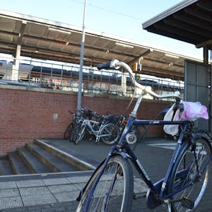 Die bisherige Radstation am Bahnhof wird abgebrochen und vorerst durch ein Provisorium ersetzt.
