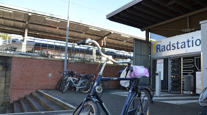 Die bisherige Radstation am Bahnhof wird abgebrochen und vorerst durch ein Provisorium ersetzt.