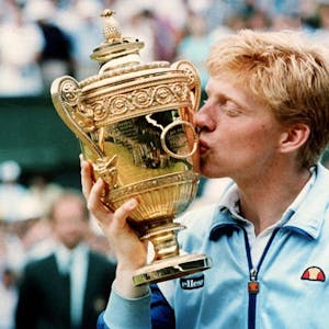 Boris Becker küsst den Wimbledon-Pokal (1986). (Archivfoto)