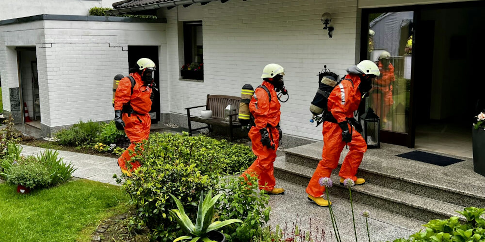 In speziellen Chemikalienschutzanzügen und unter Atemschutz arbeitete sich die Feuerwehr in den Keller des Hauses vor, in dem rund 200 Milliliter Chlorbleichlauge ausgelaufen waren.
