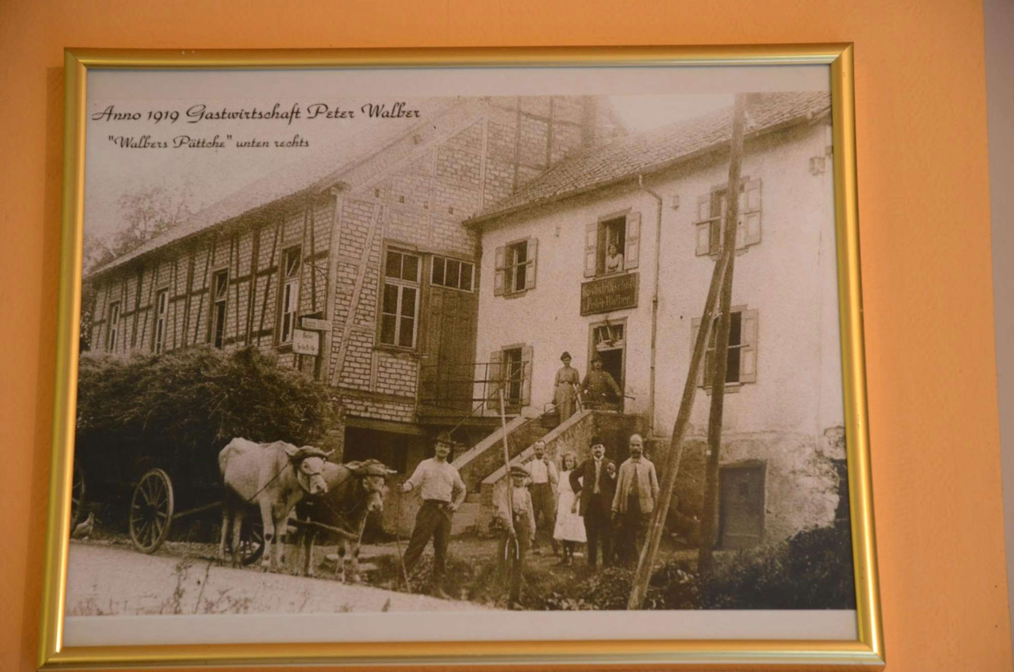 Der Eiserfeyer Saal ist mehr als 100 Jahre alt. Die heutige Gaststätte und den Zwischenbau hat Gisela Mießelers Familie gebaut.