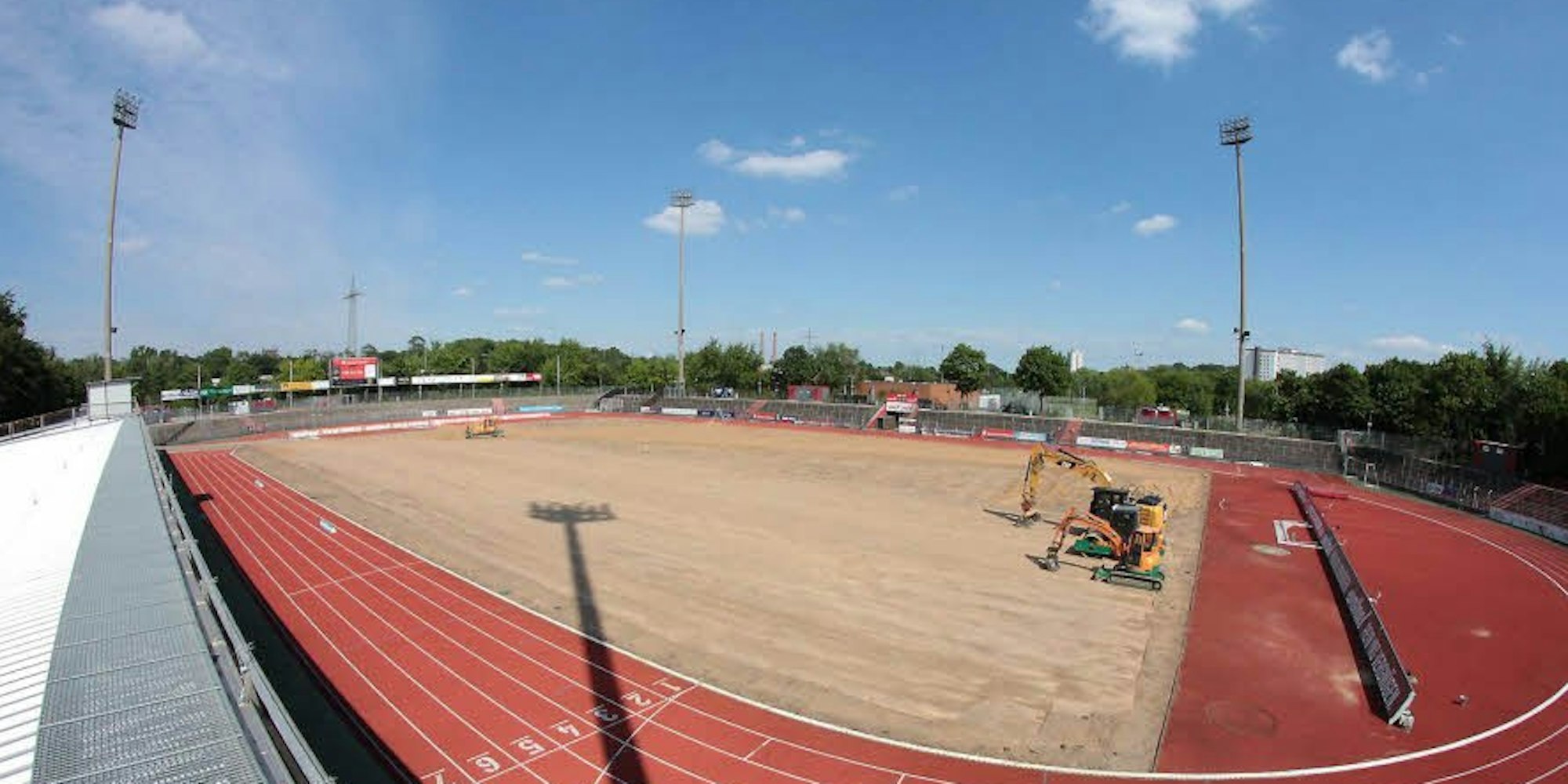 Das Grün im Südstadion musste für die Installation der Rasenheizung abgetragen werden.