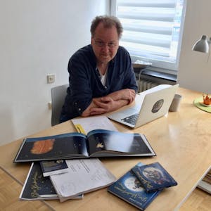 Letzter Schliff für das neue Kinderbuch: Klaus Strenge feilt an seinem Schreibtisch am Cover.