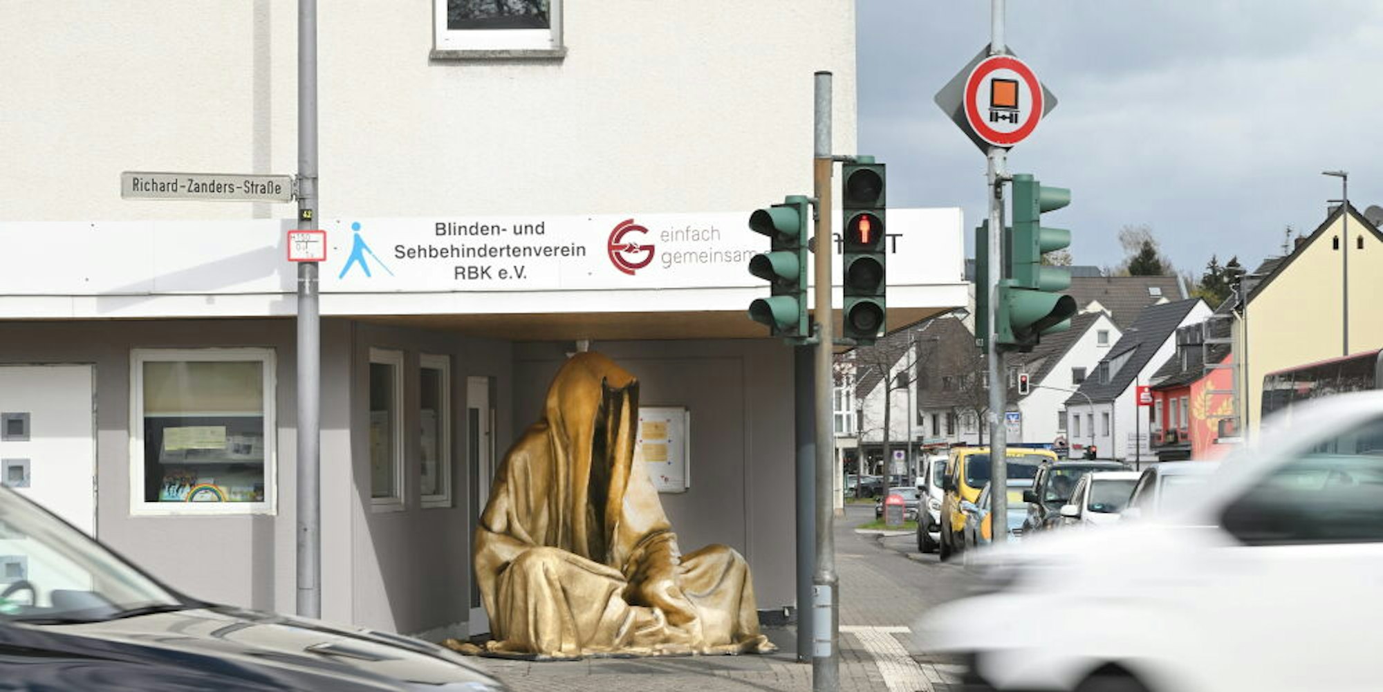 An der Ecke von Bensberger Straße und Richard-Zanders-Straße in Heidkamp steht eine der beiden „Wächter der Zeit“.