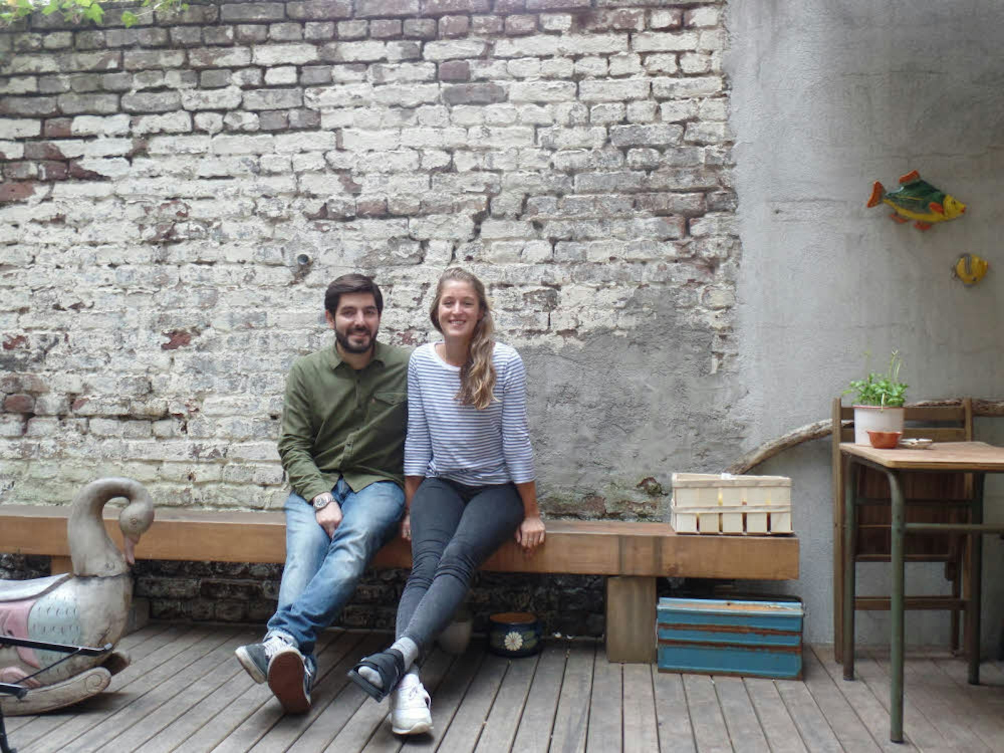 Sandra Schulte und Ethem Ducakoglu im Hinterhof ihres Cafés.