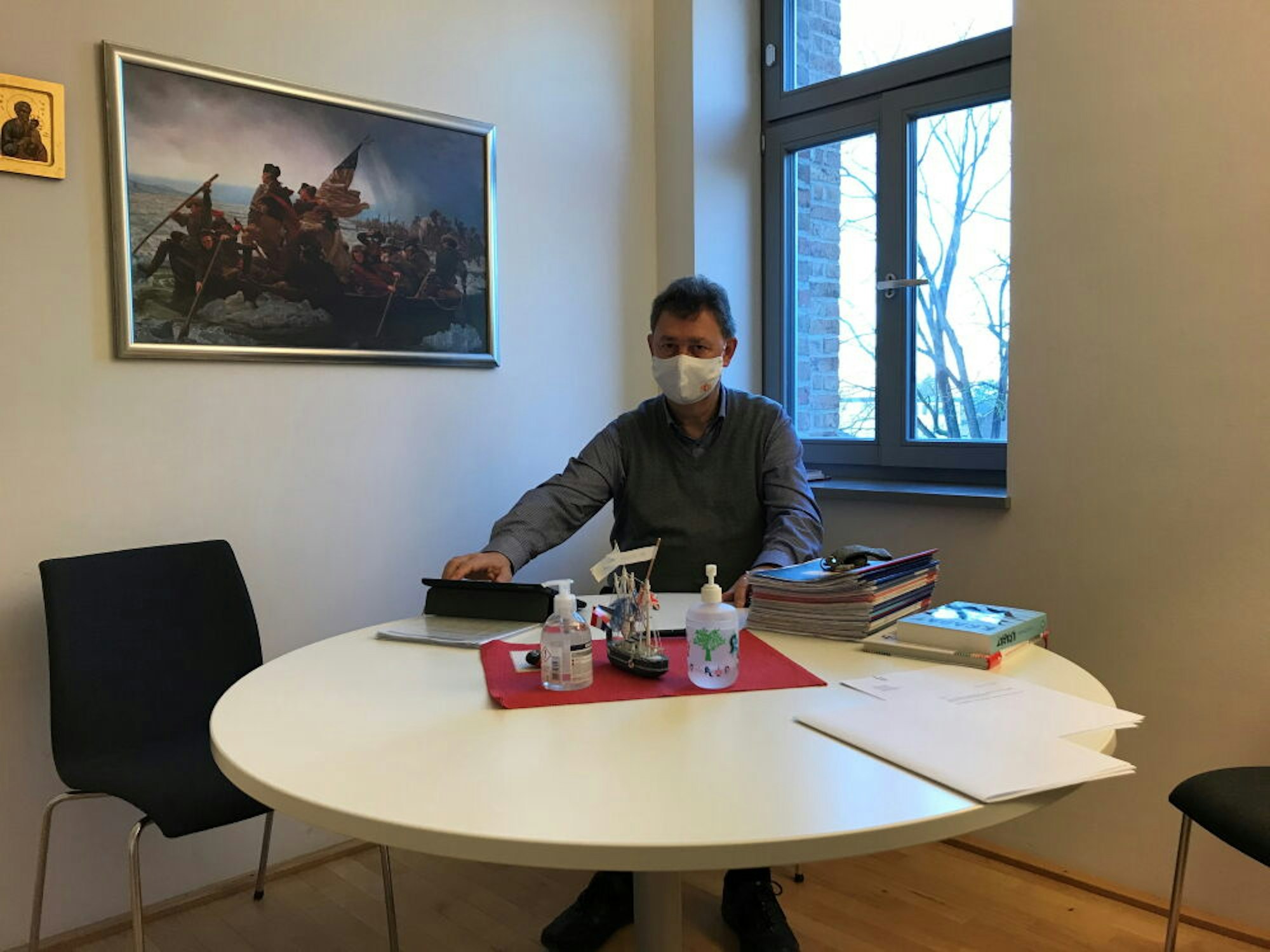 Bornheims Schulleiter Dr. Karl Kühling gibt von seinem Büro aus Deutschunterricht.