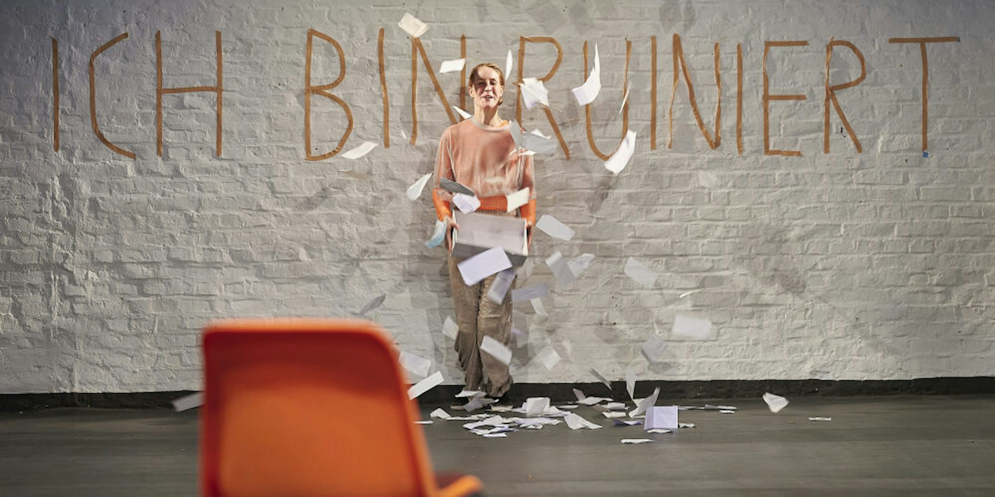 Menetekel an der Wand? Szenenbild aus dem Stück „Geld, wir müssen reden!“ im Freien Werkstatt Theater Köln