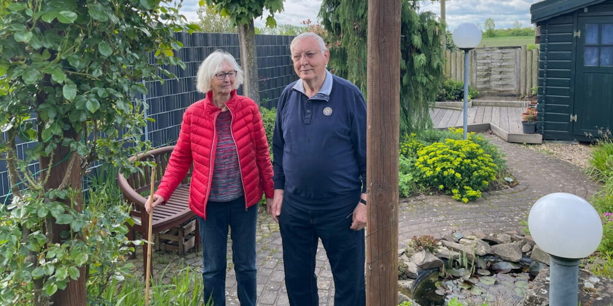 Stolz auf ihren hübschen Garten sind Lilo und Gerhard Schulze. Hinter der Holzkonstruktion beginnt der gepachtete Teil.