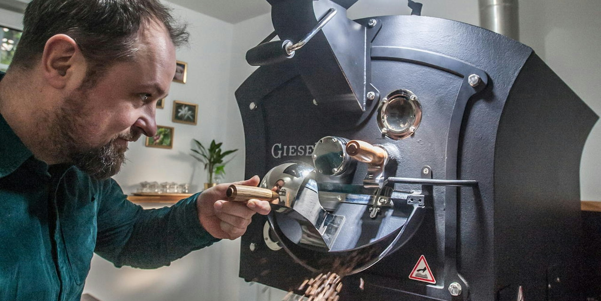 Im Keller der kleinen Kaffeerösterei „Greenleaf Coffee Roastery“ in Witzhelden hat Thomas Raubach sein „Labor“, in dem er unter anderem an der Rösttrommel experimentiert.