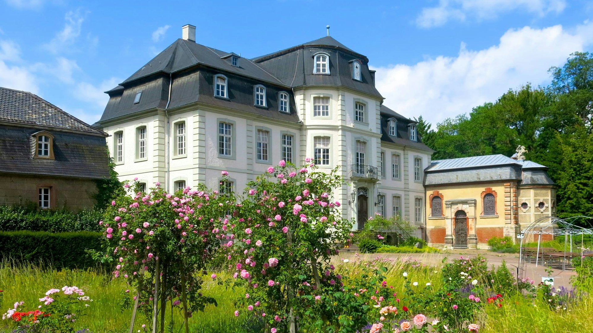 Schloss Türnich bezaubert auch durch einen wunderschönen Schlosspark.