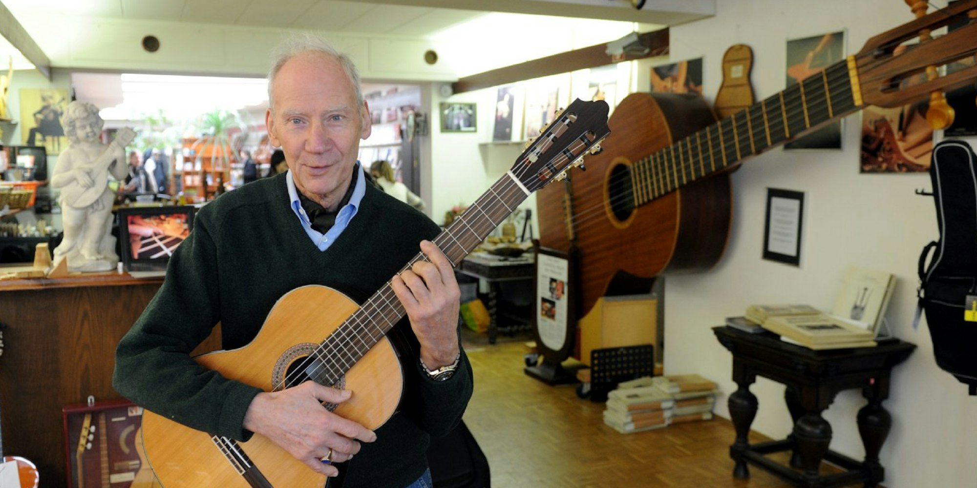 Heiner Viertmann, Kämpfer für die gute Akustikgitarre, schließt nach 40 Jahren sein Fachgeschäft, in dem er hochwertige Instrumente verkauft hat – immer nach der Devise „nichts mit Stecker“.