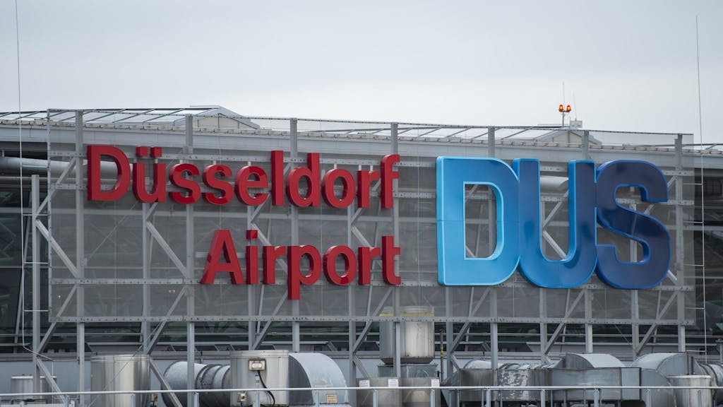 An der Fassade des Düsseldorfer Flughafens steht „Düsseldorf Airport DUS“.