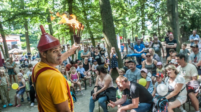 Clown Francesco unterhielt die Zuschauer beim Kinderfest im Wildpark Reuschenberg.