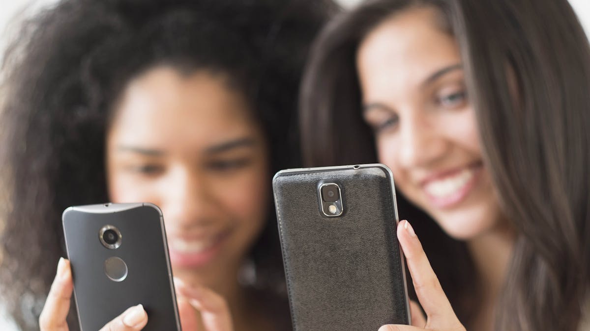 Junge Frauen mit Smartphones