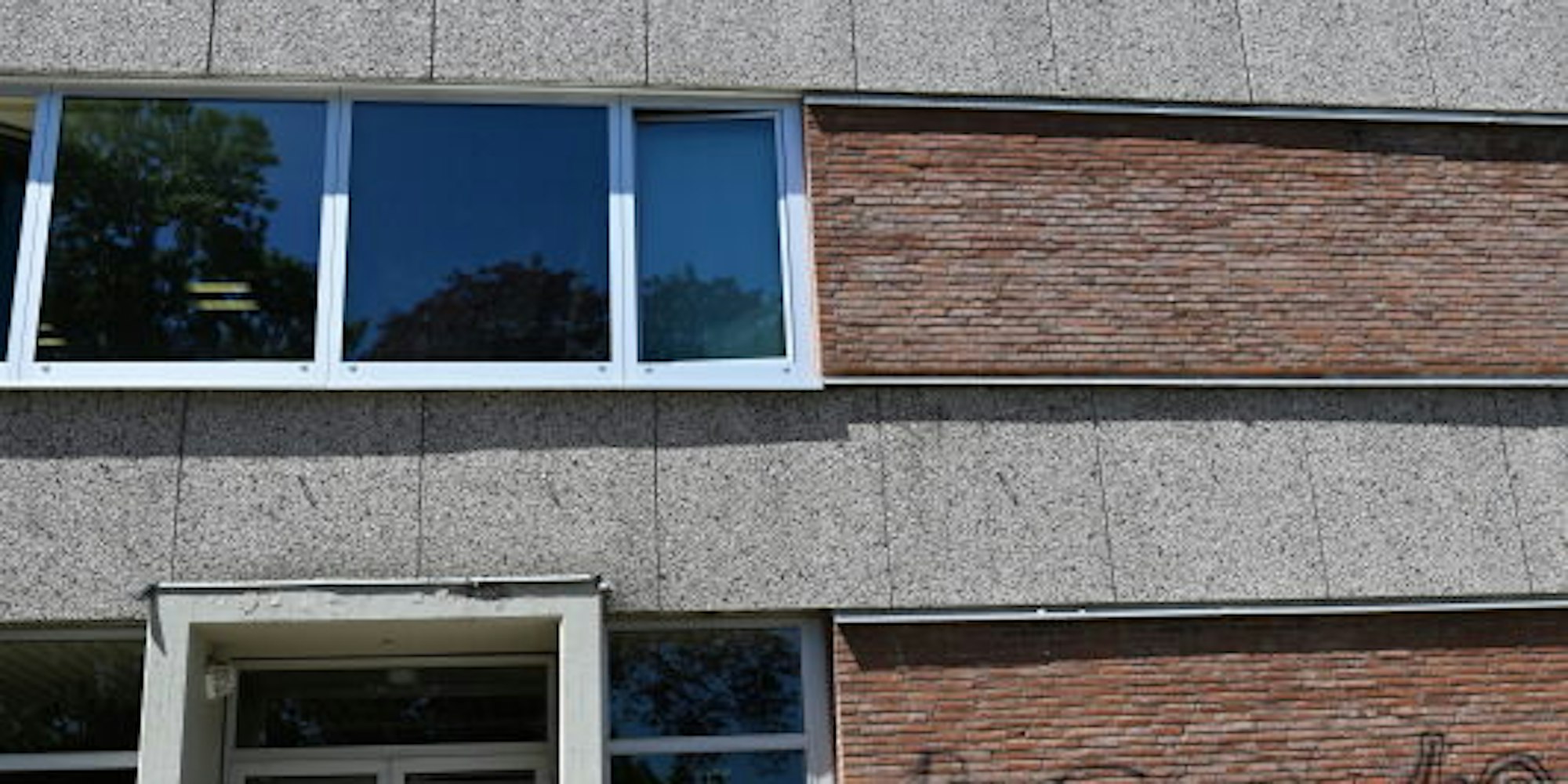 Die Fassadenbekleidung mit Waschbetonplatten ist eine gängige Bauweise. In Rösrath löste sich eine Platte von der Wand des Gymnasiums.