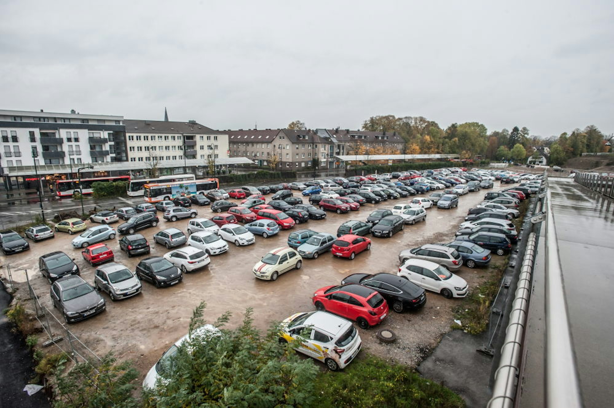 Autos, Autos, Autos. Der provisorische Pendlerparkplatz in Opladen könnte noch größer sein und wäre wohl dennoch ausgelastet.