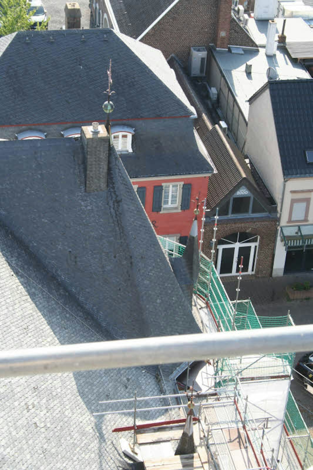 Der Blick übers Kirchendach Richtung Husarenquartier.