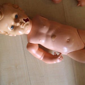 Kinderpornografie zerstört das Leben der Opfer – nach Ansicht mancher Rechtsexperten sollte auch das so genannte „Posing“ von Kindern unter Strafe gestellt werden.
