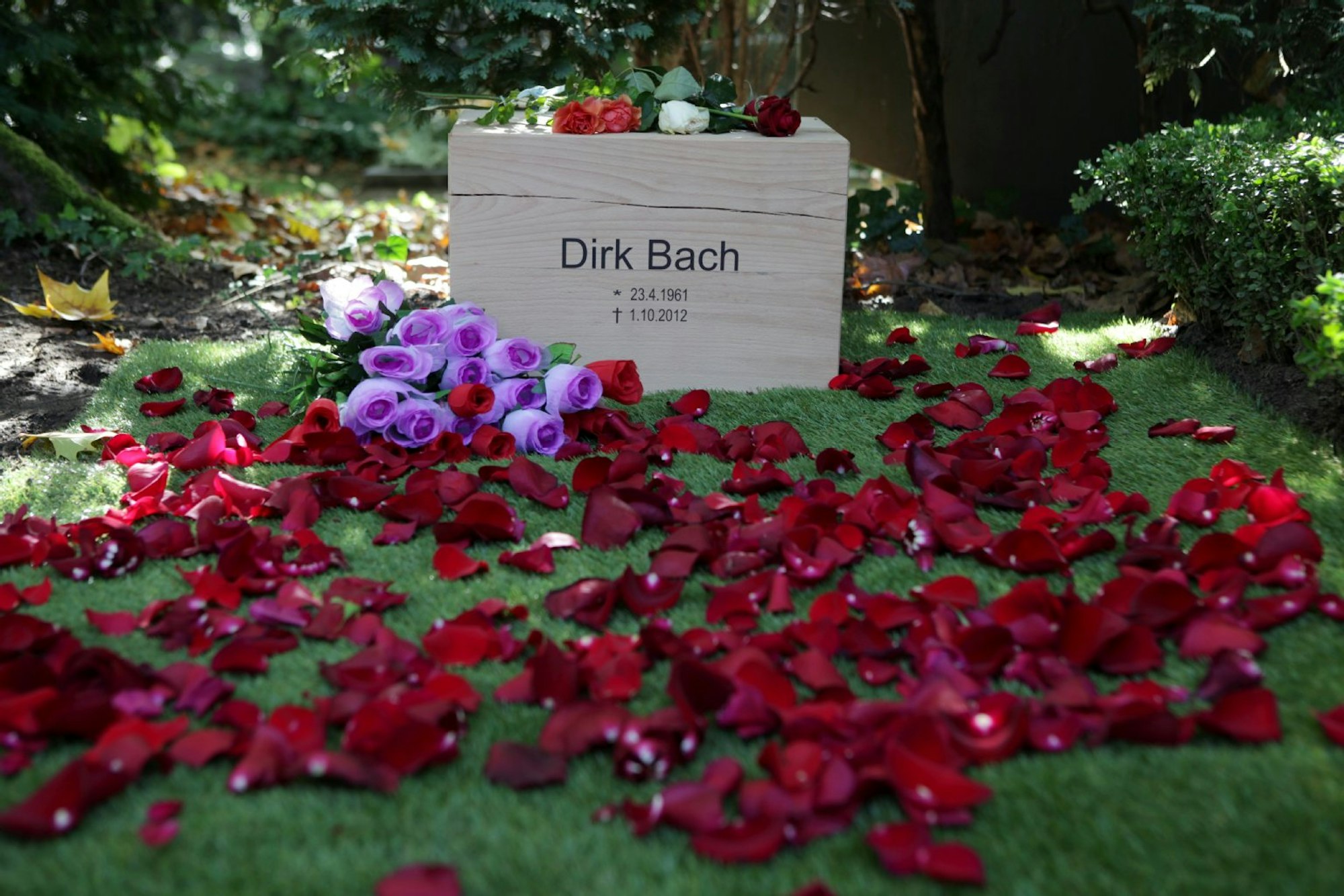 Das Grab für Dirk Bach kurz nach der Beisetzung.