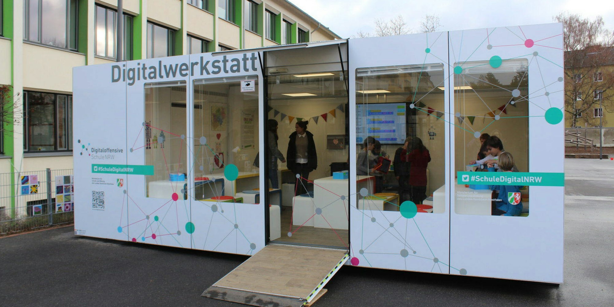 Für eine Woche steht die Mobile Digitalwerkstatt auf dem Schulhof der GGS Mommsenstraße. Dort finden Workshops für Schülerinnen und Schüler statt sowie Infoveranstaltungen für Lehrer und Eltern.