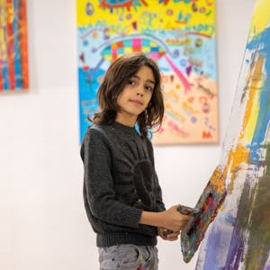 Mikail Akar bei der Arbeit an einem seiner abstrakten Gemälde