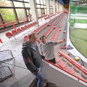 Maximilian Bremicker (l.) und Sebastian Pastor freuen sich auf den Betrieb von „Liga 20“, der neu gestalteten Soccerhalle.