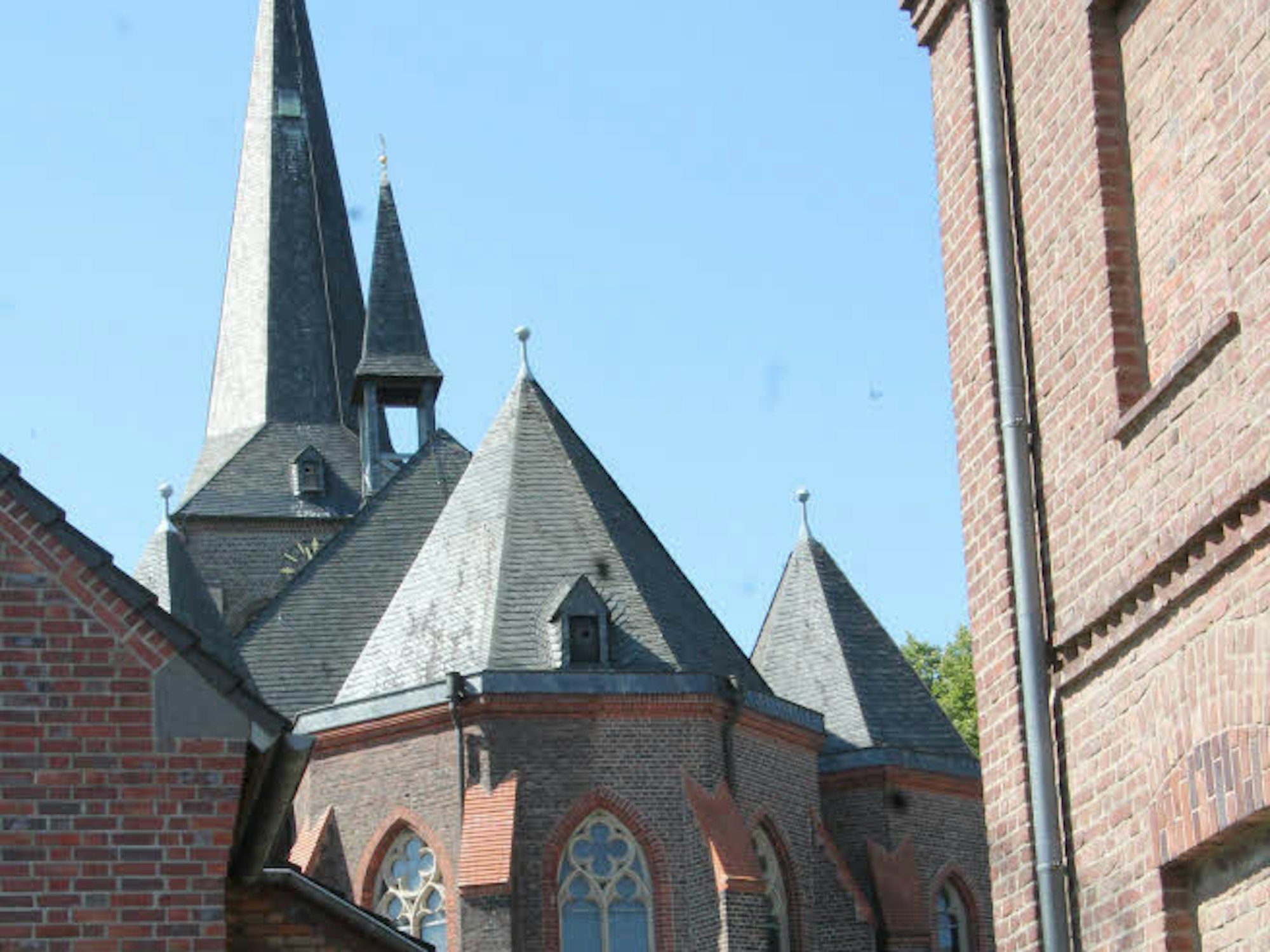 Das Dach der St.-Servatius-Kirche in Kierberg gilt als greifvogelfreundlich, weil hier Luken für Vögel eingerichtet wurden.