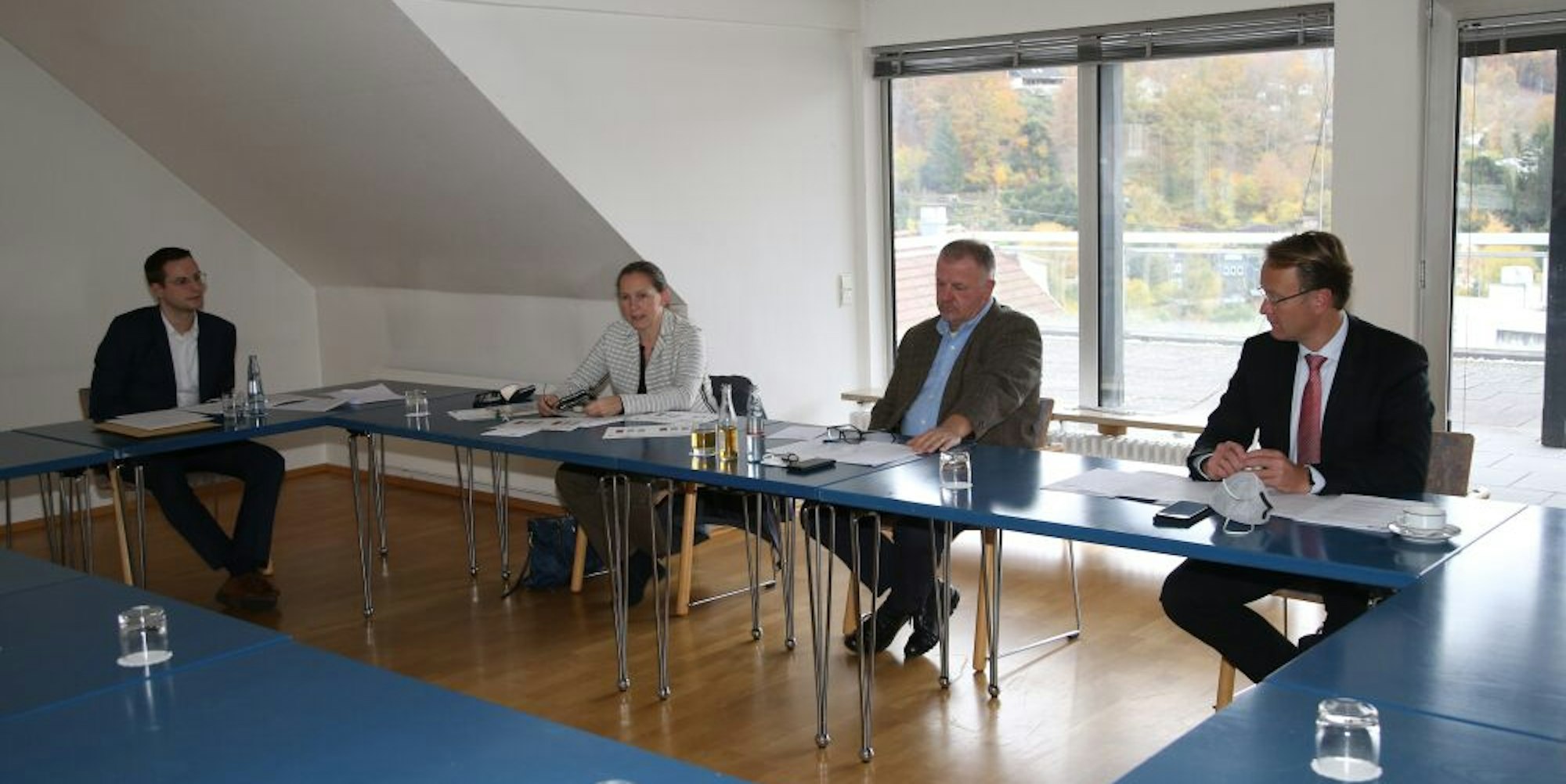 Johannes Juszczak (IHK Köln, v.l.), Nicole Jordy (Agentur für Arbeit Bergisch Gladbach), Michael Sallmann (IHK-Geschäftsstelle Oberberg) und Marcus Otto (Kreishandwerkerschaft) nannten Zahlen.