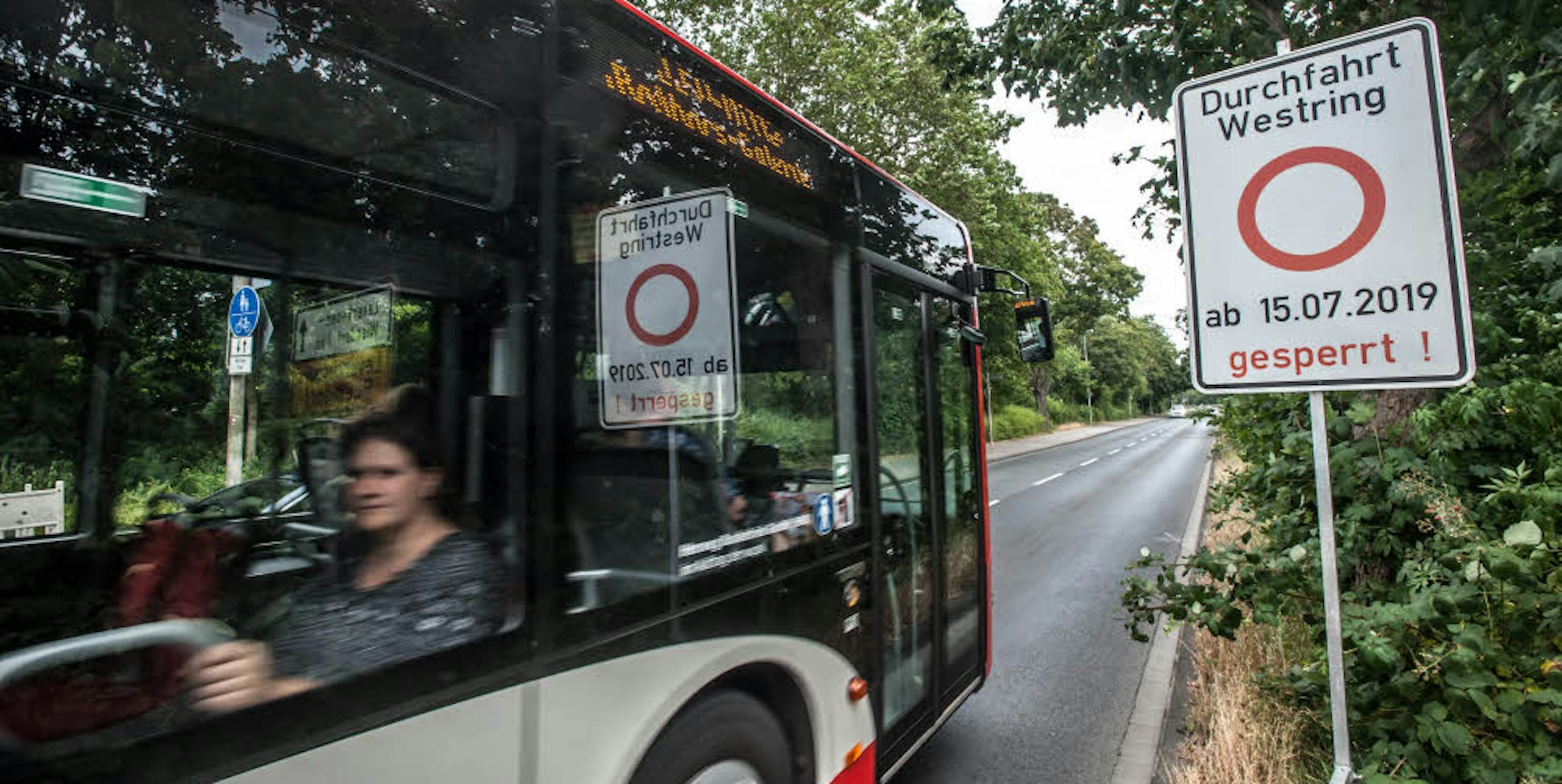 Noch fährt der Bus, ab Montag nicht mehr: Der Westring zwischen Deichtorstraße und Rheindorfer Straße wird gesperrt.