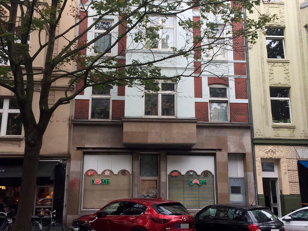 Von außen sieht das mehrstöckige Gebäude in der Neusser Straße 39 noch top aus. Nur der Hausbesitzer wohnt noch in dem Gebäude.