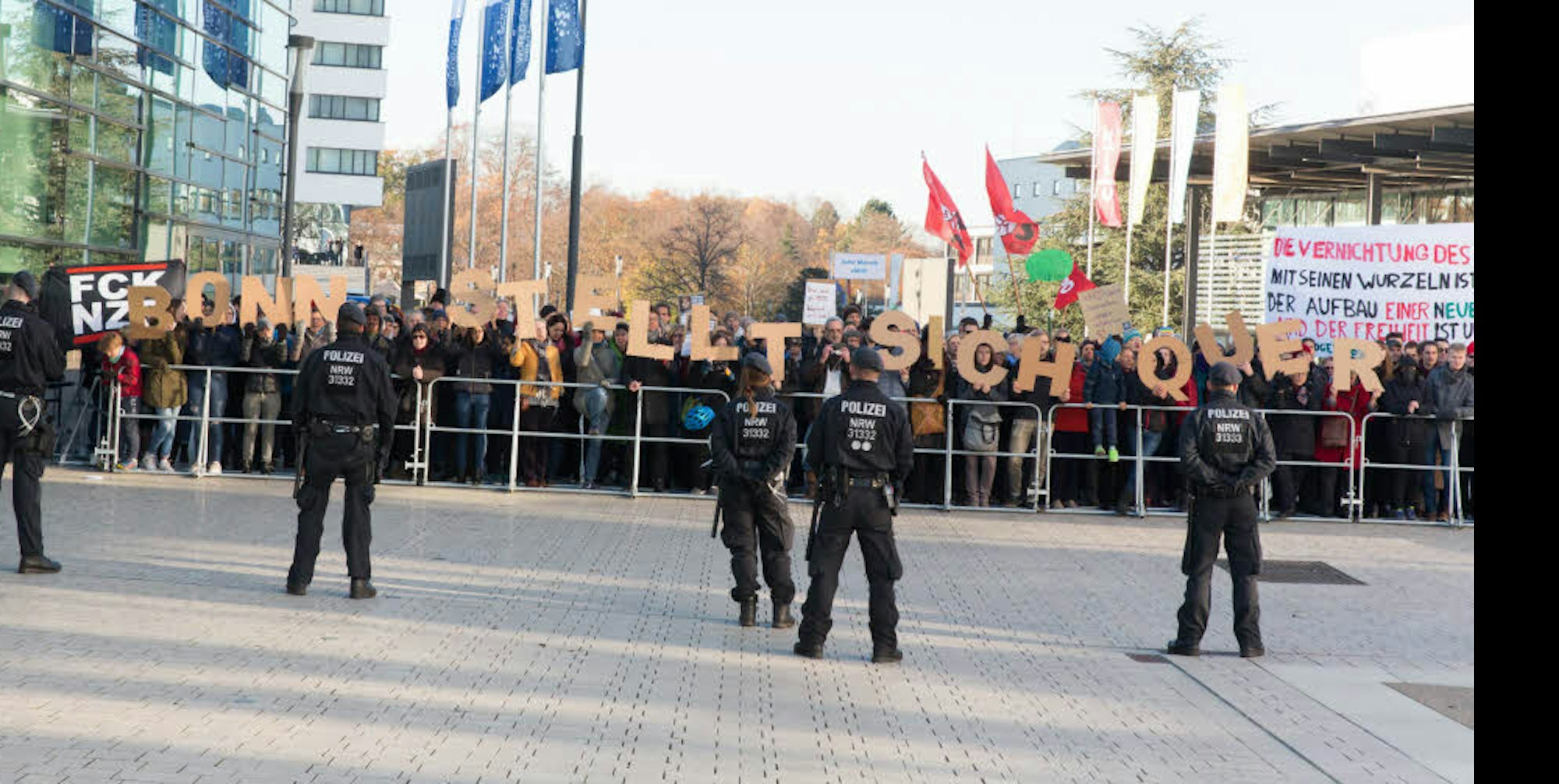 Bonn stellt sich quer: Viele waren zum Kongresszentrum gekommen, um gegen die Identitäre Bewegung zu protestieren.