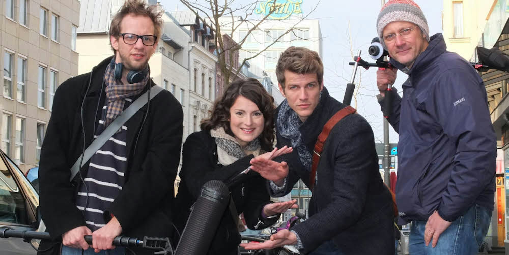 Regisseur Malte Wirtz (v.l.), Anna-Maria Böhm, Sebastian Kolb und Kameramann Christian von Spee drehen in Ehrenfeld einen neuen Kinofilm.