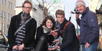 Regisseur Malte Wirtz (v.l.), Anna-Maria Böhm, Sebastian Kolb und Kameramann Christian von Spee drehen in Ehrenfeld einen neuen Kinofilm.
