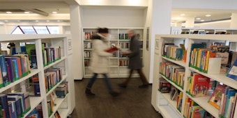 Gerade sonntags nutzen viele Lesehungrige das Angebot der Siegburger Stadtbücherei.
