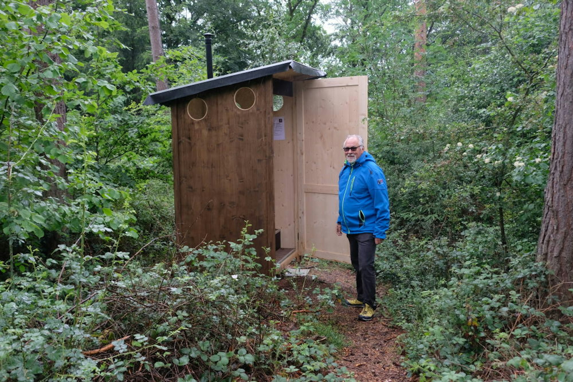 Eine Biotoilette ist im Gebüsch am Naturlagerplatz versteckt.