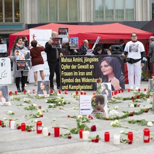 Trauerfeier auf dem Roncalliplatz: In Gedenken an die verstorbene Iranerin Masha Amini versammelten sich Kölner vor dem Dom.