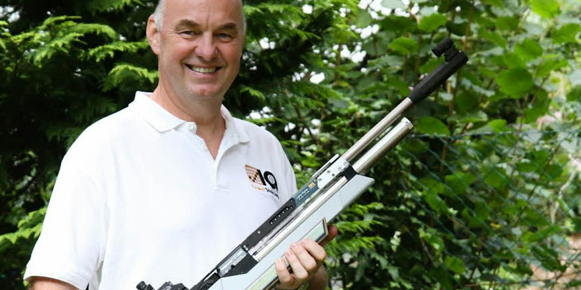 Schütze und Erfinder: Klaus Kremer mit seinem Laser-System für Gewehre.