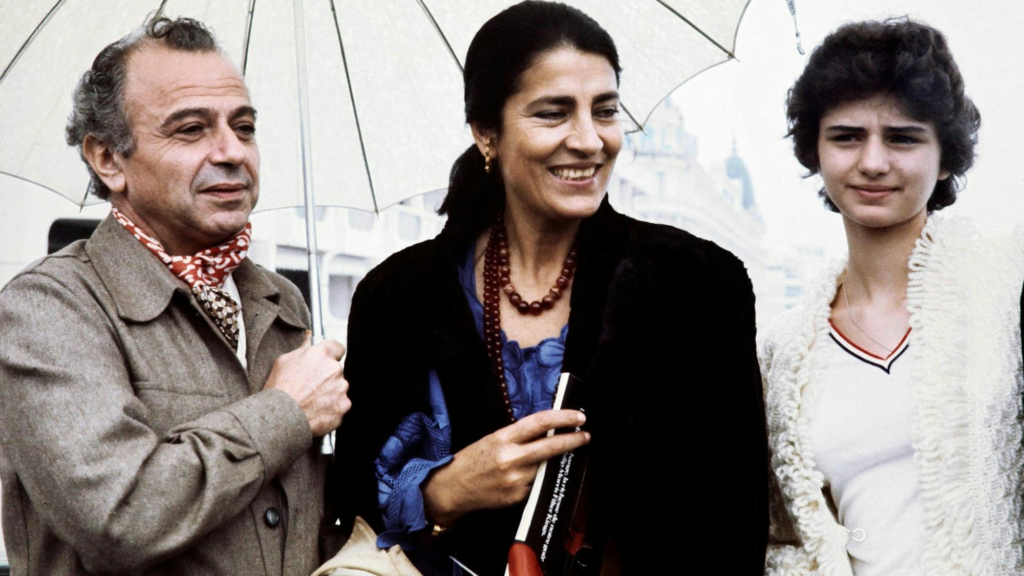 Cannes 1977: Die griechische Filmdiva Irene Papas (m.) mit Regisseur Michael Cacoyannis (l) und der Schauspielerin Tatiana Papamoschou bei der Präsentation von „Iphigenia“.
