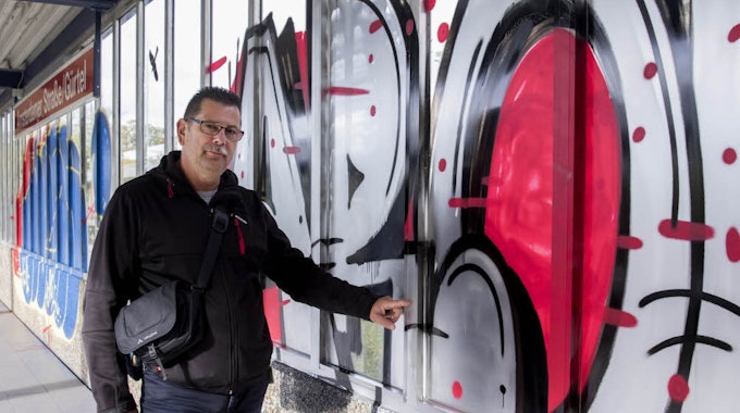 Artur Mildner ist jeden Tag auf der Suche nach neuen Graffiti in Köln.